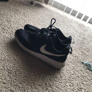 Black Nike Roshes